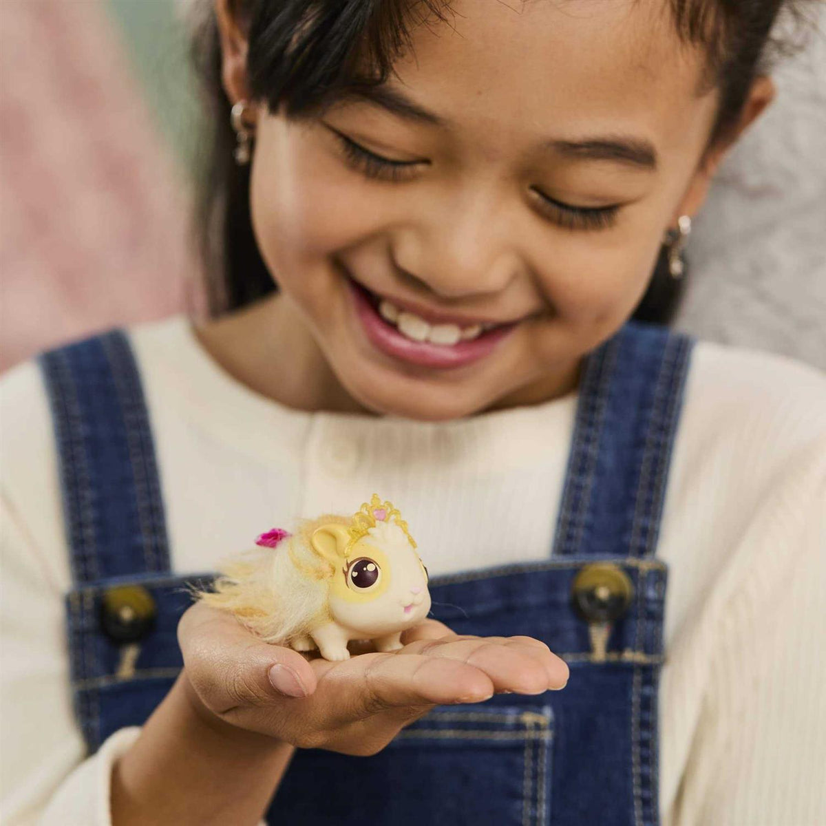 Interactive Mama Guinea Pig and Hutch with 3 Babies R8963